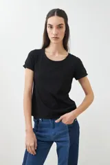 Remera blanca de algodón con escote redondo y mangas cortas.