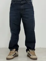 Jean de corte baggy con diseño de costuras laterales curvas, color azul oscuro con efecto lavado.