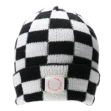 Gorro tipo beanie tejido con diseño de damero en blanco y negro. Presenta un parche frontal de tela con la inscripción circular 'Expect All Good Things'.