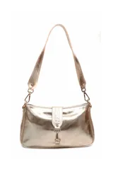 Cartera de hombro en tono dorado metalizado, con diseño rectangular y cierre frontal mediante hebilla metálica. Cuenta con una correa ajustable y herrajes metálicos a tono.