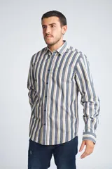 Camisa de manga larga con cuello clásico y cierre frontal abotonado. Presenta un estampado de cuadros en tonos azul marino y rojo. Confeccionada en algodón, cuenta con un corte slim fit y logo bordado en el pecho.