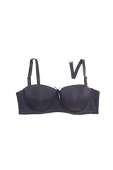 Soutien strapless negro con copas preformadas con aro y detalle de lazo en el centro. Cuenta con tirantes desmontables y ajustables, y cierre posterior con broche multiposición.