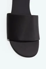 Sandalias negras de H&M con tira ancha en el empeine y punta redonda.