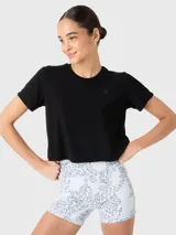 Remera corta negra de tela suave y fresca, con cuello redondo y mangas cortas.