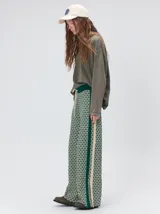 Pantalón de punto jacquard con diseño geométrico texturizado, de calce holgado y pierna ancha. Presenta tiro medio con cintura elástica y cordón ajustable.