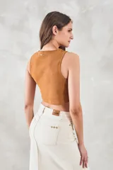 Top negro de algodón peinado, corte crop y cuello redondo.