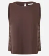 Blusa sin mangas color marrón, con escote redondo y corte recto. Presenta paneles laterales en tejido texturizado con rayas y una abertura vertical en la espalda con cierre discreto.