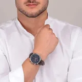 Reloj cronógrafo Maserati Epoca con caja de acero inoxidable plateada, esfera azul con detalles en tono oro rosa y correa de cuero marrón con textura de cocodrilo.