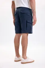 Bermuda cargo azul marino de corte casual, con bolsillos laterales con solapa y cierre frontal.