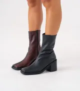 Bota de cuero vacuno color marrón con cierre lateral, taco de madera de 7cm y caña de 19cm.