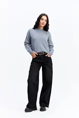 Buzo de punto de textura suave, con cuello redondo y mangas largas, de calce relajado.