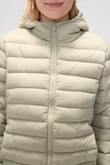 Campera puffer negra de nylon con capucha y cierre frontal.
