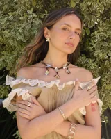 Anillo de diseño artesanal con estructura entrelazada de líneas irregulares y acabado orgánico. Pieza ajustable fabricada en metales nobles.