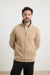 Cardigan de tejido de punto color verde militar, con cierre frontal de metal y cuello redondo. Presenta detalle de tejido plano en la cartera del cierre y en los bolsillos laterales.