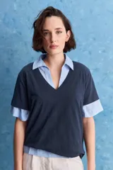 Remera blanca de algodón con escote en V y mangas cortas, de calce amplio y cómodo.
