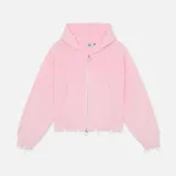 Campera tipo hoodie tejida en punto acanalado color rosa, con cierre frontal completo, bolsillos tipo canguro y detalles de terminaciones desflecadas en el ruedo y los puños. Presenta el logo de la marca bordado en el pecho.