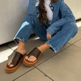 Sandalias marrones de cuero vacuno con plataforma.