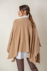 Poncho italiano color beige, de abrigo, liso con detalle de guarda lateral en el mismo tono.