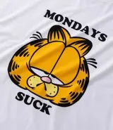 Pijama masculino de algodón, compuesto por una remera blanca con estampado de Garfield y la frase "Mondays Suck", y un short con rayas verticales blancas y negras. Incluye pantuflas negras de felpa.