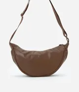 Bandolera negra de poliuretano con correa transversal ajustable y cierre de cremallera.