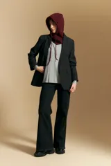 Remera de manga larga con silueta relajada y caída fluida, confeccionada en tejido suave con cuello redondo y aberturas laterales en el ruedo.