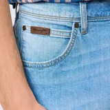 Short de jean celeste con corte recto, bolsillos delanteros y traseros, y etiqueta de cuero con el logo de Wrangler en la parte posterior.
