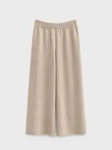 Pantalón de tejido de punto color negro, con corte amplio y relajado, cintura elástica y ruedo con terminación simple.