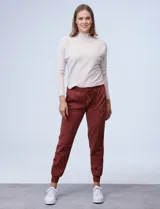 Pantalón jogger color ladrillo, con pretina ancha elastizada y lazo de ajuste. Delantera con dos bolsillos y terminación de ruedo con puño elastizado.