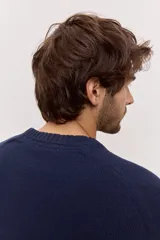 Sweater de punto color azul marino con cuello redondo, mangas largas y detalles acanalados en cuello, puños y ruedo.