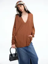 Sweater de tejido de punto color marrón, con escote en V profundo, hombros caídos y diseño holgado.