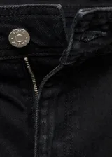 Jeans de tiro alto y corte culotte en color negro. Presenta cierre frontal con cremallera y botón, trabillas para cinturón, bolsillos traseros y bajo deshilachado.