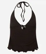 Blusa marrón oscuro con textura plisada, estilo frente única (halter) con escote en V profundo y lazo ajustable en el centro del busto. Presenta un ruedo con volado o efecto nube.