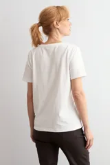Remera de algodón blanca con estampa frontal de leopardo y texto en color rojo.