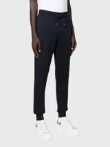 Pantalón deportivo de algodón color azul marino, con cintura elástica ajustable mediante cordón, bolsillos laterales y puños acanalados en los tobillos.
