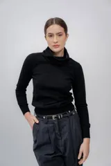 Cuello tipo polera confeccionado en cashmere negro.