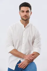 Camisa de lino de manga larga con cuello mao en color blanco, con cierre frontal de botones y sutil bordado en el pecho.