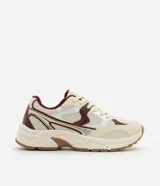 Championes de estilo deportivo de la marca Satinato, modelo jogging en tonos beige, con detalles en bordó y plateado. Confeccionados en poliuretano y malla respirable, cuentan con suela robusta y cordones.