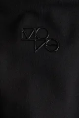 Campera deportiva de corte ajustado confeccionada en tejido funcional con tecnología SoftMove y DryMove. Presenta capucha, cierre frontal con protección para el mentón, bolsillos laterales con cierre y mangas extralargas con abertura para el pulgar.