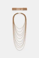 Pack de dos collares dorados de múltiples cadenas finas, compuesto por un choker rígido de eslabones entrelazados y un collar largo de varias tiras en cascada con cierre de mosquetón.