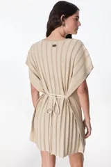 Vestido corto de tejido de punto con rayas verticales en tonos marrón y beige/dorado, con escote en V y tiras finas que se anudan al cuello.