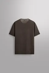 Camiseta de running Zara Athleticz confeccionada en tejido técnico semitransparente, ligero y elástico. Presenta cuello redondo, manga corta y bajo con aberturas laterales con acabados termofijados.