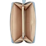 Billetera Guess modelo Viviette, color celeste, con cierre perimetral y logo triangular de la marca en metal plateado en el frente.