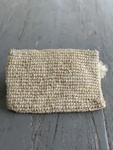 Sobre de rafia natural tejido a mano con cierre.