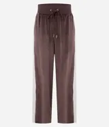 Pantalón wide leg de textura afelpada en color marrón, con cintura elástica ajustable mediante lazo y raya lateral en contraste.