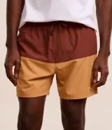 Short de baño de microfibra, de diseño bicolor en tonos marrón y tostado, con cintura elástica, cordón ajustable y bolsillos.