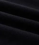 Saco de polar negro con cuello alto y cierre frontal parcial, de manga larga y diseño de corte recto.