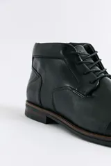 Botas de cuero color marrón con cordones, diseño de puntera reforzada y suela de goma con detalle de costura.