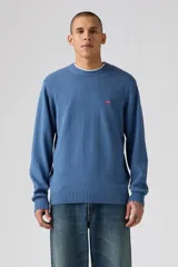 Sweater de punto celeste con cuello redondo y logo pequeño de Levi's bordado en rojo en el pecho.