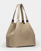 Bolso de hombro azul marino de cuero graneado con logo grabado en el centro.