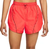 Short deportivo color coral con cintura elástica ajustable con cordón y detalles reflectantes.